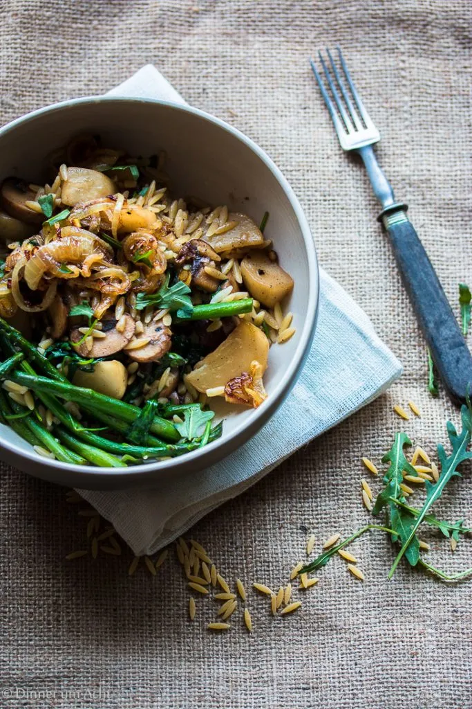 Frische, gewaschene weiße Mairübchen und braune Champignons bereit zur Zubereitung