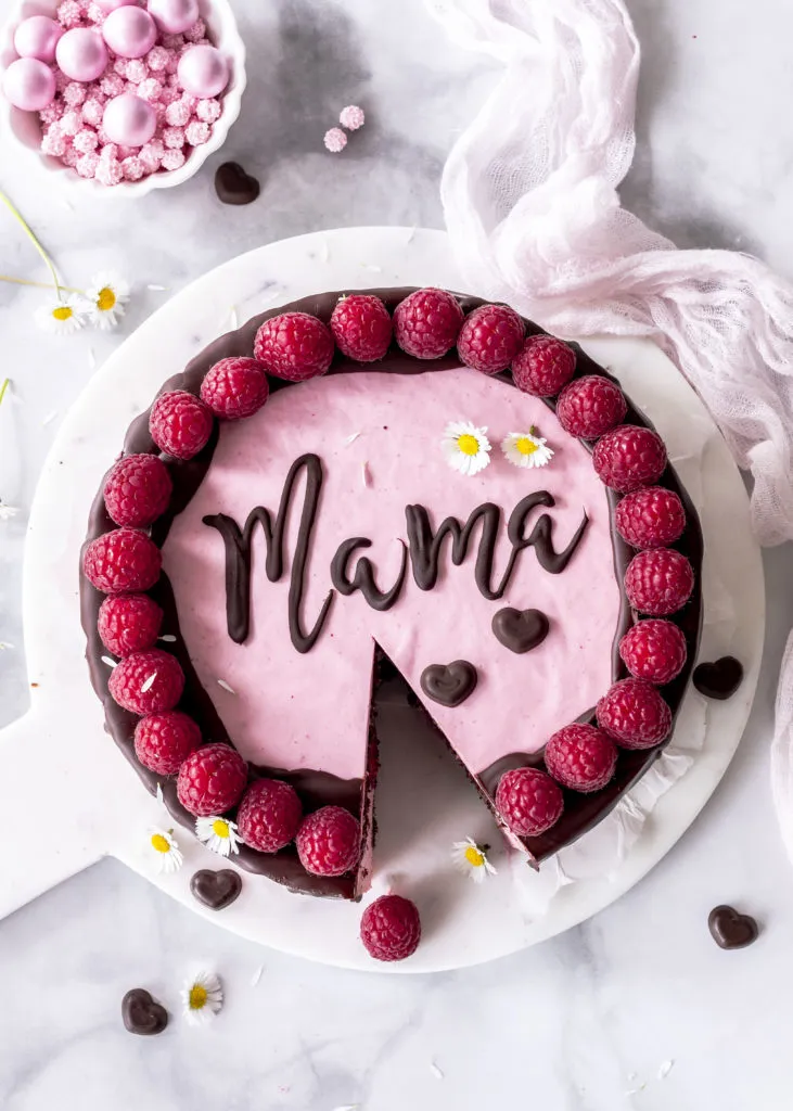 Frische Himbeeren und Schokolade – Zutaten für eine unwiderstehliche Geburtstagstorte.
