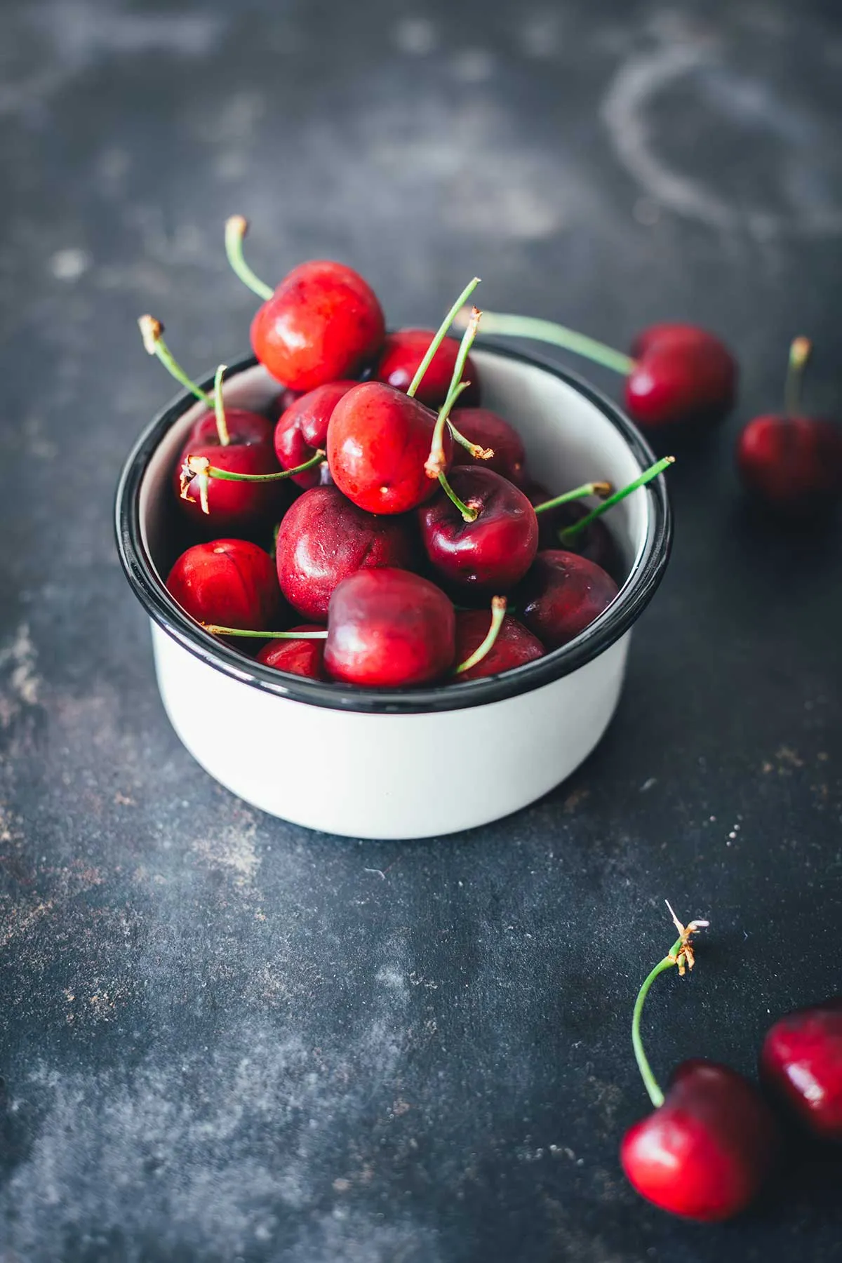 Frische Kirschen, süß und saftig, eine essenzielle Zutat für sommerliche Salate und [rezepte für heiße tage]