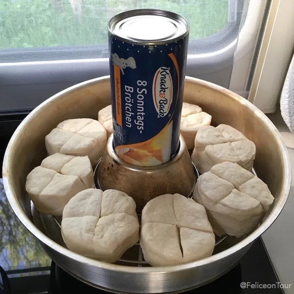 Frische Knack und Back Brötchen im Omnia Campingbackofen vor dem Backen