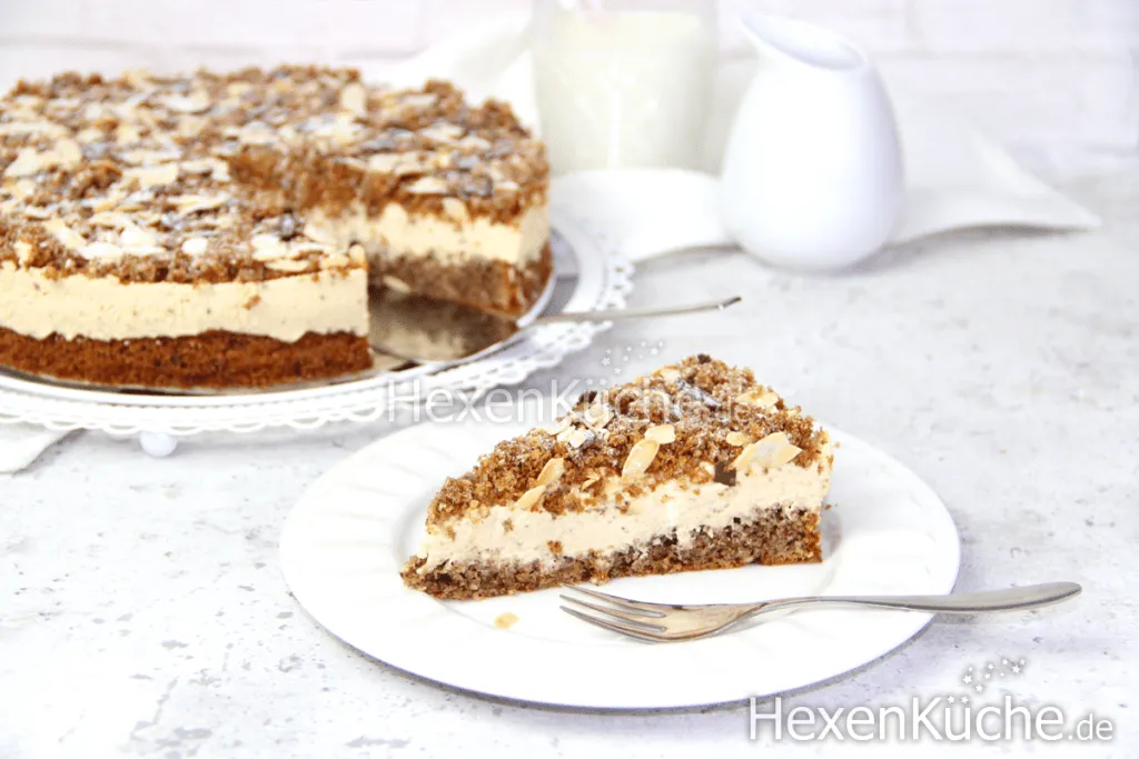 Frische Krümel Sahne Torte mit Kaffeegeschmack angeschnitten