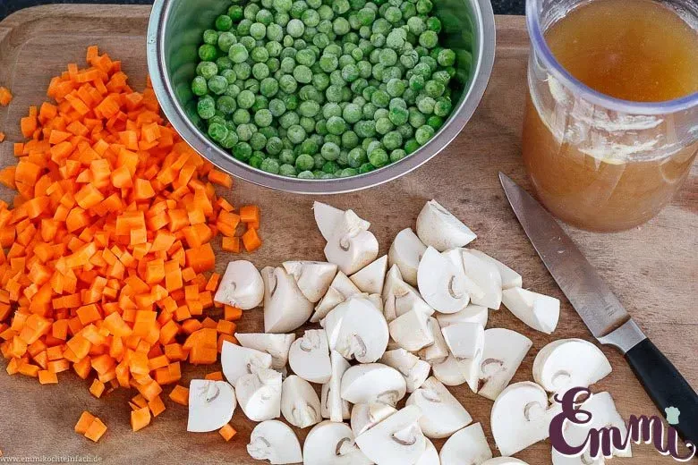 Frische Möhren, Champignons und Tiefkühl-Erbsen als Zutaten für das Hühnerfrikassee