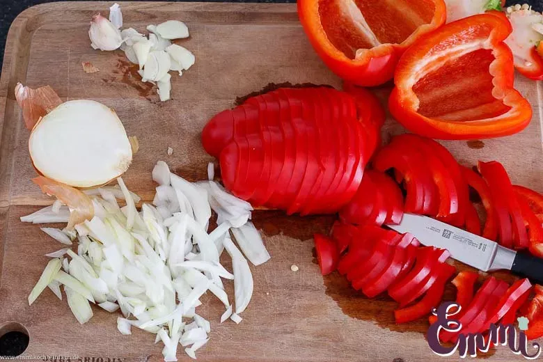 Frische Paprika, Zwiebel und Knoblauch fein geschnitten als Vorbereitung für das Putengeschnetzeltes