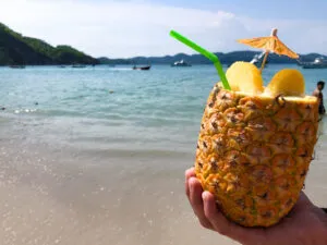Frische Piña Colada in einem Glas mit Ananasdeko