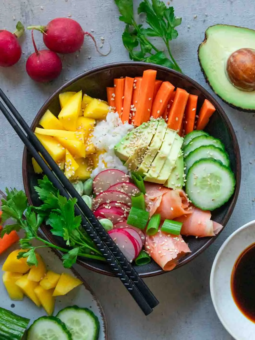 Frische Poké Bowl mit Gemüse und Reis als Abnehmrezept