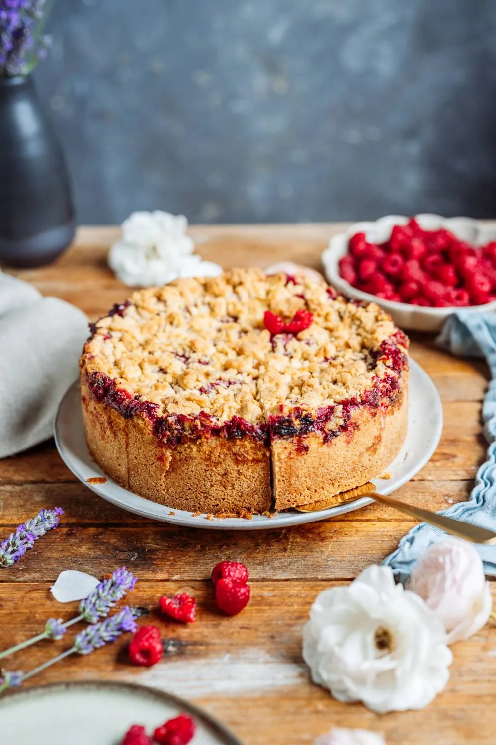 Frische, reife Himbeeren auf einem Teller, bereit für die Zubereitung eines sommerlichen Geburtstagskuchens