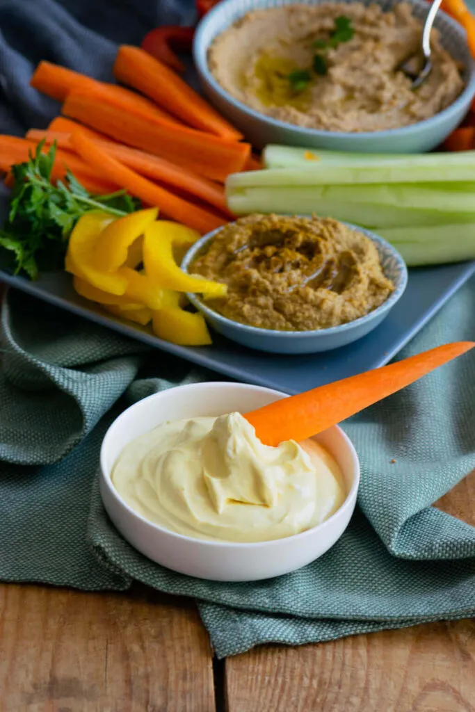 Frische Rohkost mit selbstgemachtem Hummus und Honig-Senf Frischkäse-Dip