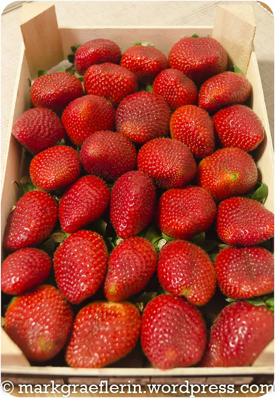 Frische, rote Erdbeeren in einer Holzschale, bereit für die Erdbeer-Sahnetorte.