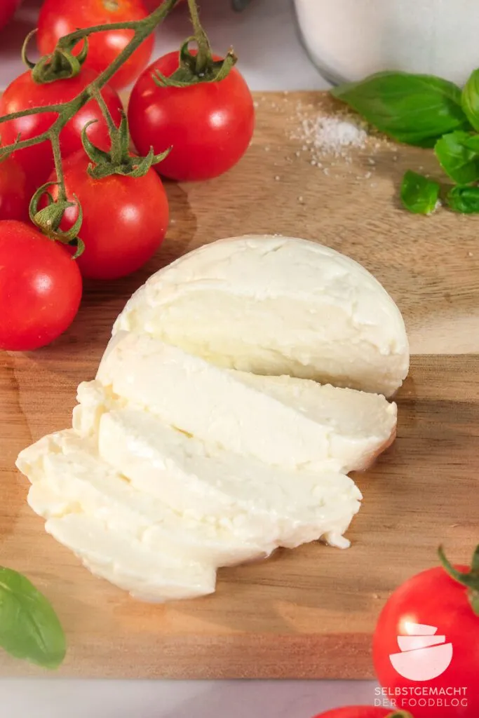 Frische Scheiben von hausgemachtem Mozzarella aufschneiden