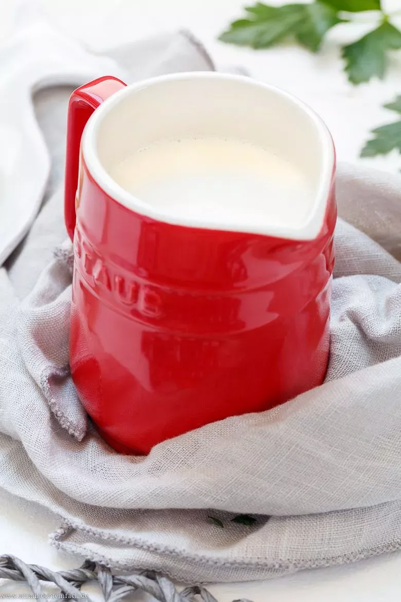 Frische Schlagsahne als wichtige Zutat für die reichhaltige und sämige Bandnudeln mit Lachs Sahne Sauce.