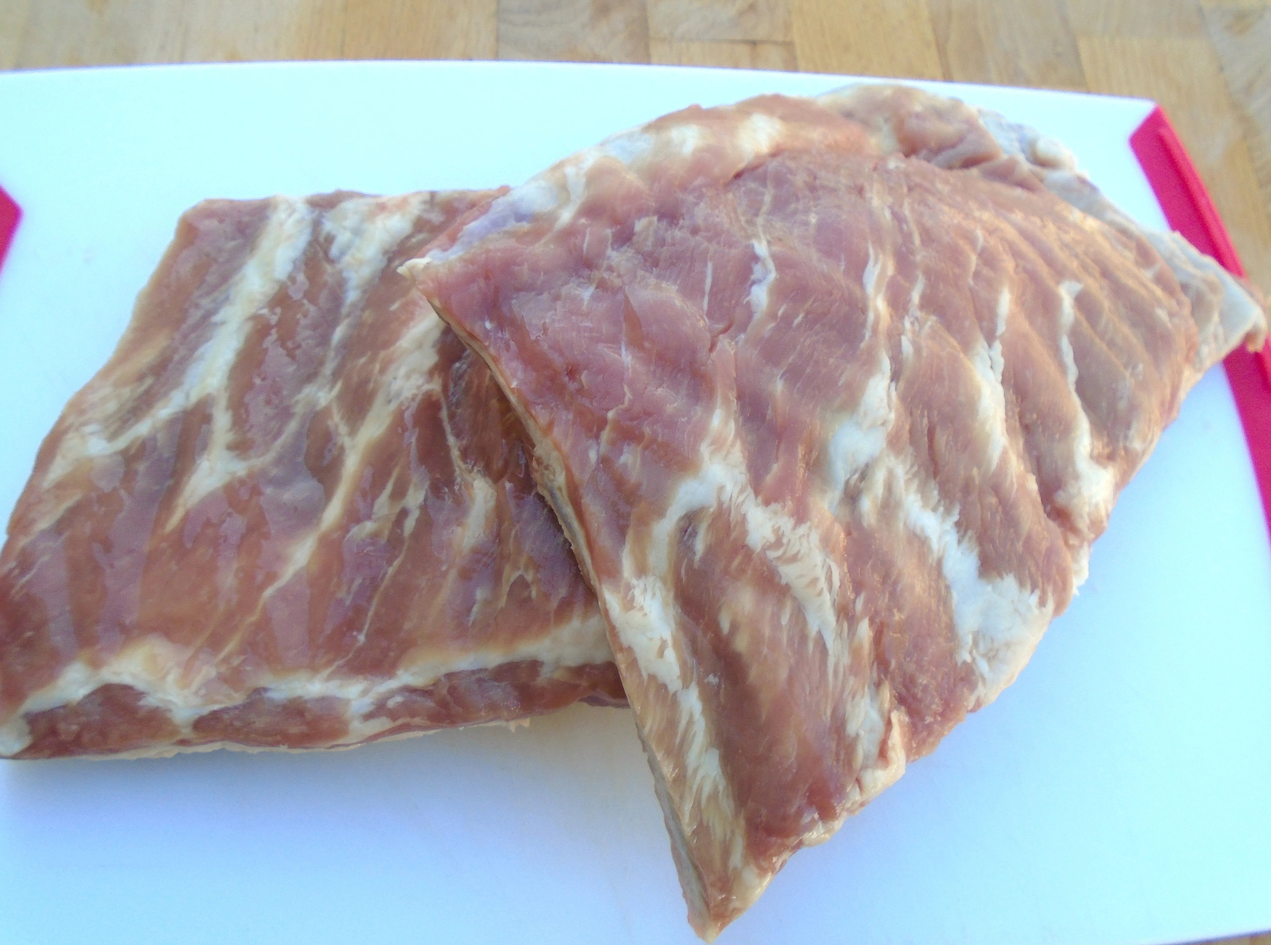 Frische Schweinerippchen für die Zubereitung von Schälrippchen