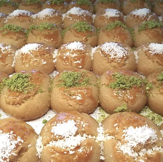 Frische Simit-Ringe und andere Brotspezialitäten in der Auslage der Yildiz Bäckerei