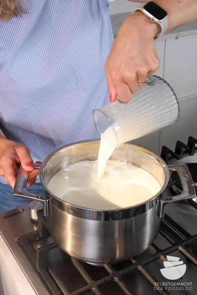 Frische Vollmilch langsam für die Mozzarella-Herstellung erhitzen