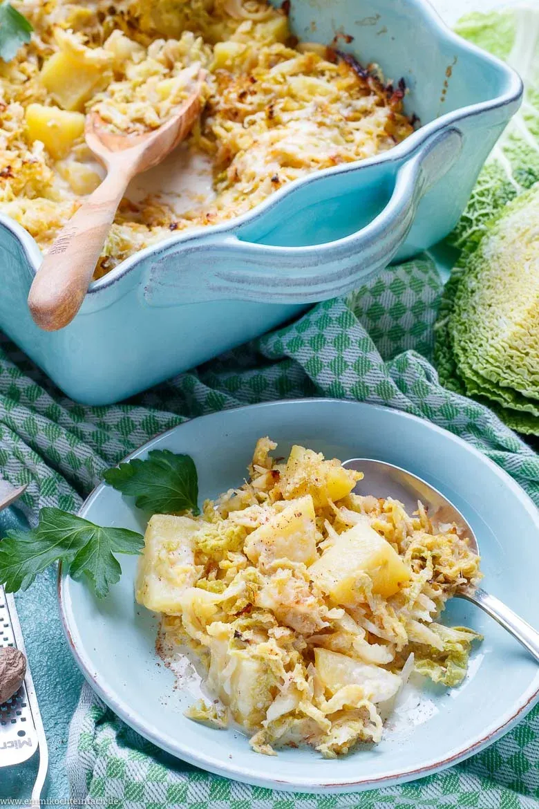 Frische Wirsingstreifen werden in einer großen Pfanne angedünstet, bereit für vielfältige Wirsing Gerichte