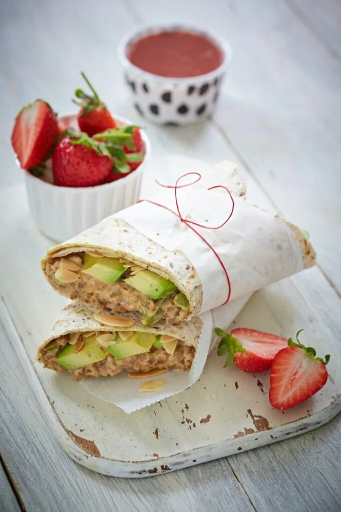 Frische Wraps mit cremiger Thunfisch-Avocado-Füllung und Salat, ein schnelles Campingküche Rezept für den Hunger zwischendurch.