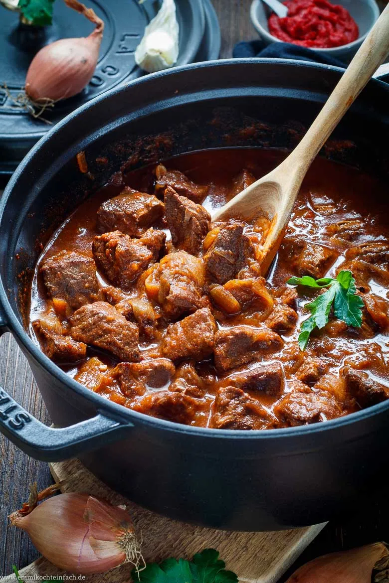 Frische Zitrone für den Abrieb und weitere Gewürze, die dem Gulasch eine besondere Note verleihen.