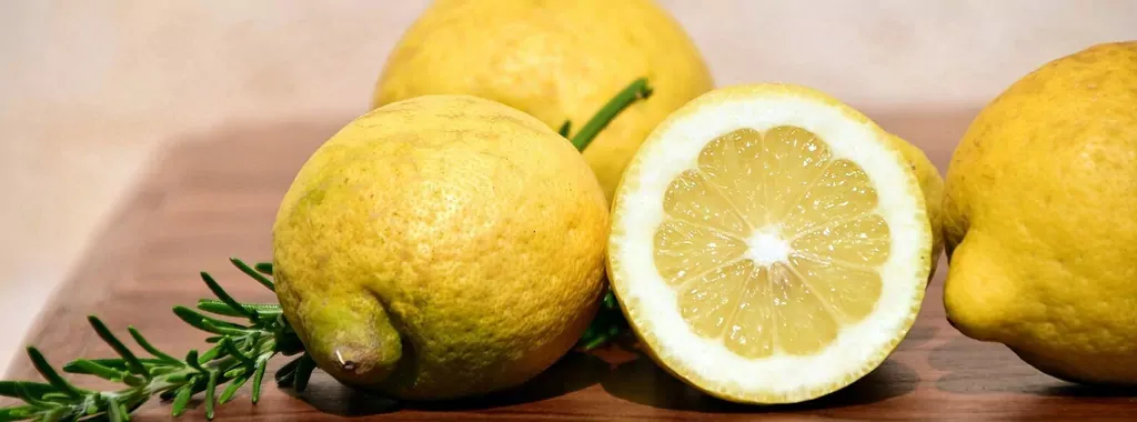 Frische Zitronen, eine Hauptzutat in vielen sizilianischen Gerichten