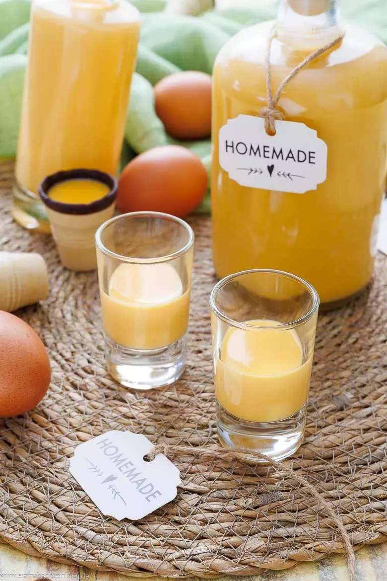 Frische Zutaten für cremigen Eierlikör