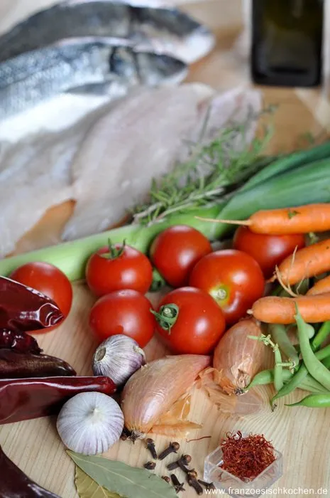 Frische Zutaten für das Bouillabaisse Rezept – Fisch, Gemüse und Gewürze.