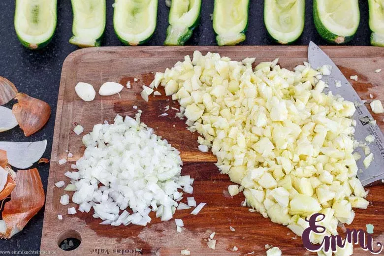 Frische Zutaten für die Hackfleischfüllung, darunter gehackte Zwiebeln und Zucchinifruchtfleisch