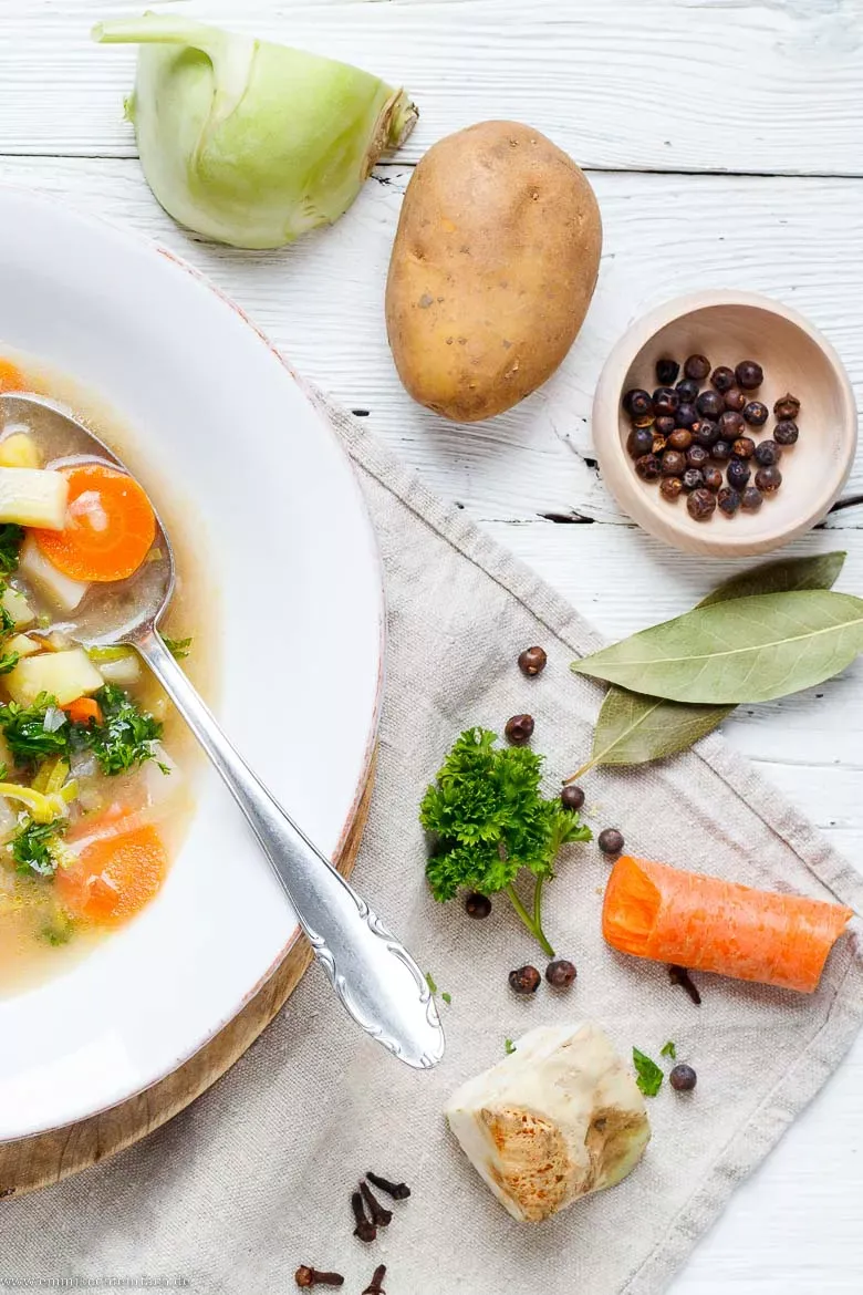 Frische Zutaten für eine einfache Gemüsesuppe, darunter Karotten, Kartoffeln, Lauch und Sellerie, bereit zum Suppe kochen für Anfänger.