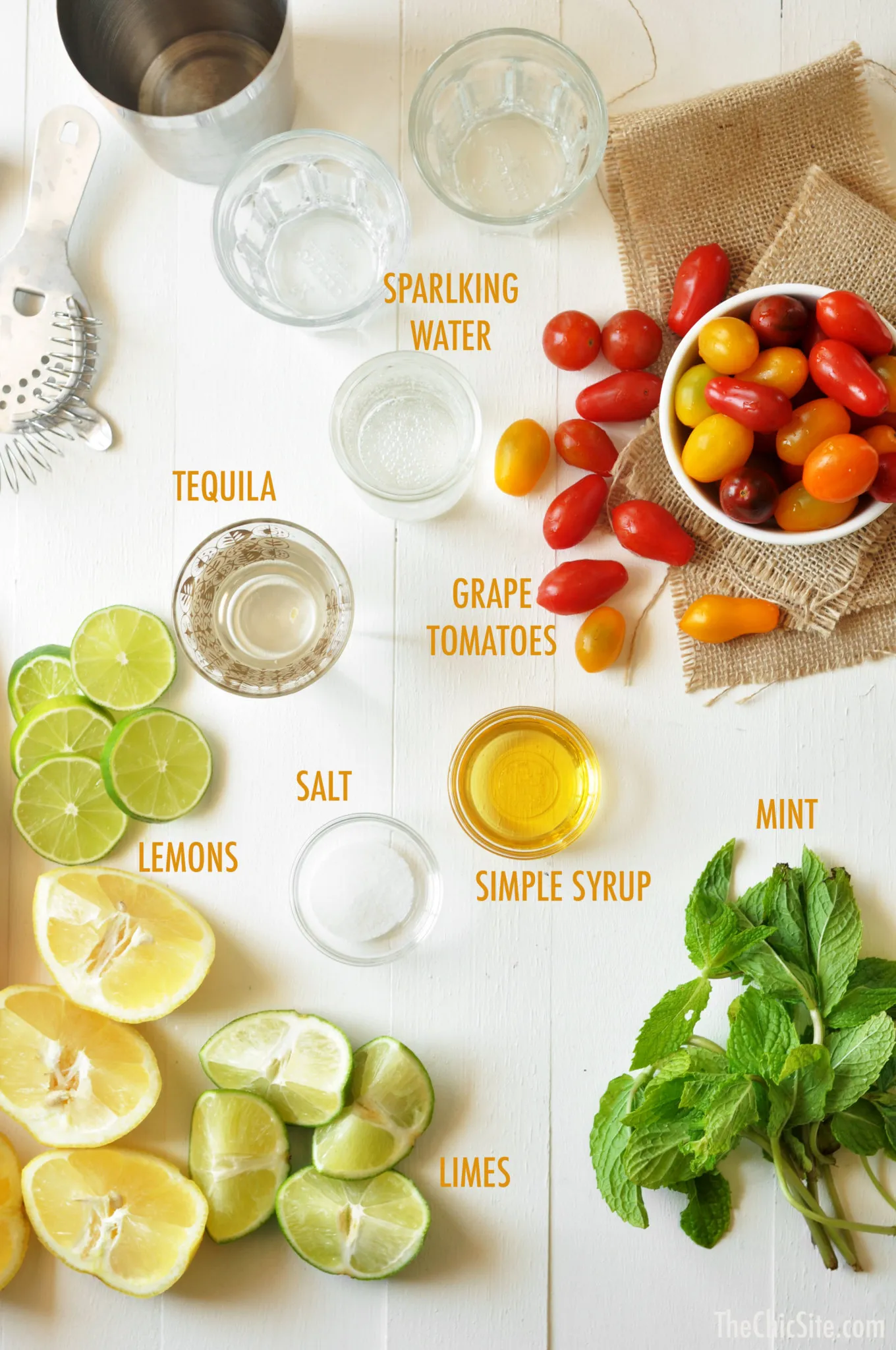 Frische Zutaten für einen einzigartigen Tomaten Mojito mit Minze und Limette