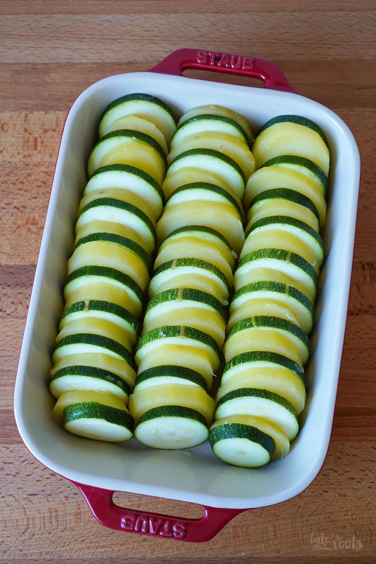 Frische Zutaten für Zucchini-Kartoffel-Auflauf: Zucchini, Kartoffeln, Käse, Gewürze