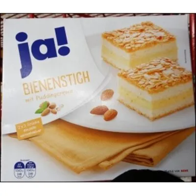 Frischer Bienenstich mit Puddingcreme, ein traditioneller deutscher Kuchen.