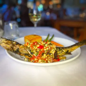 Frischer Bronzino-Fisch, kunstvoll zubereitet im Cochon Restaurant