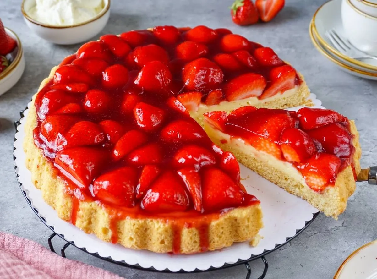 Frischer Erdbeerkuchen, ein leichter und schneller Geburtstagskuchen für den Sommer