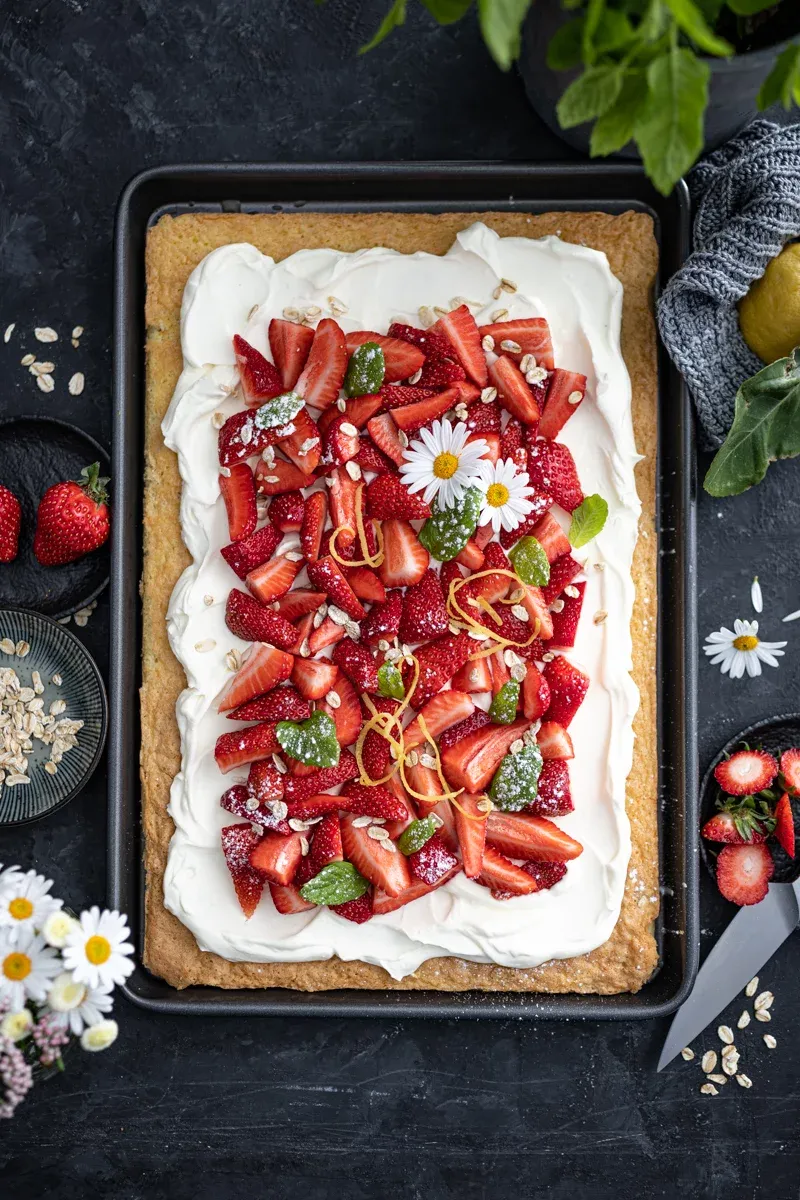 Frischer Erdbeerkuchen vom Blech, ideal als leichter Geburtstagskuchen für Mama