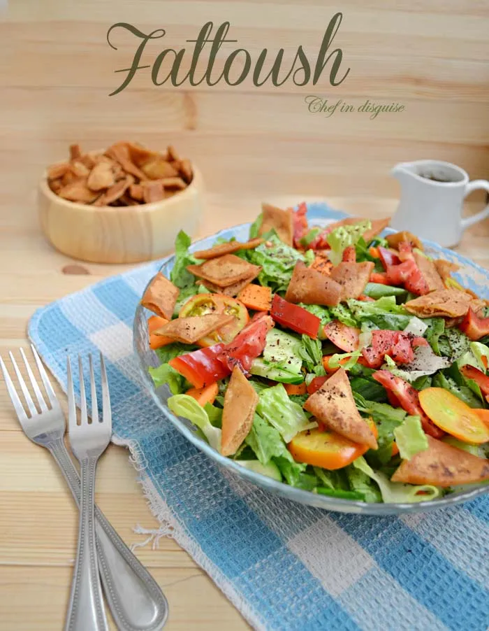 Frischer Fattoush Salat mit knusprigen Pita-Chips