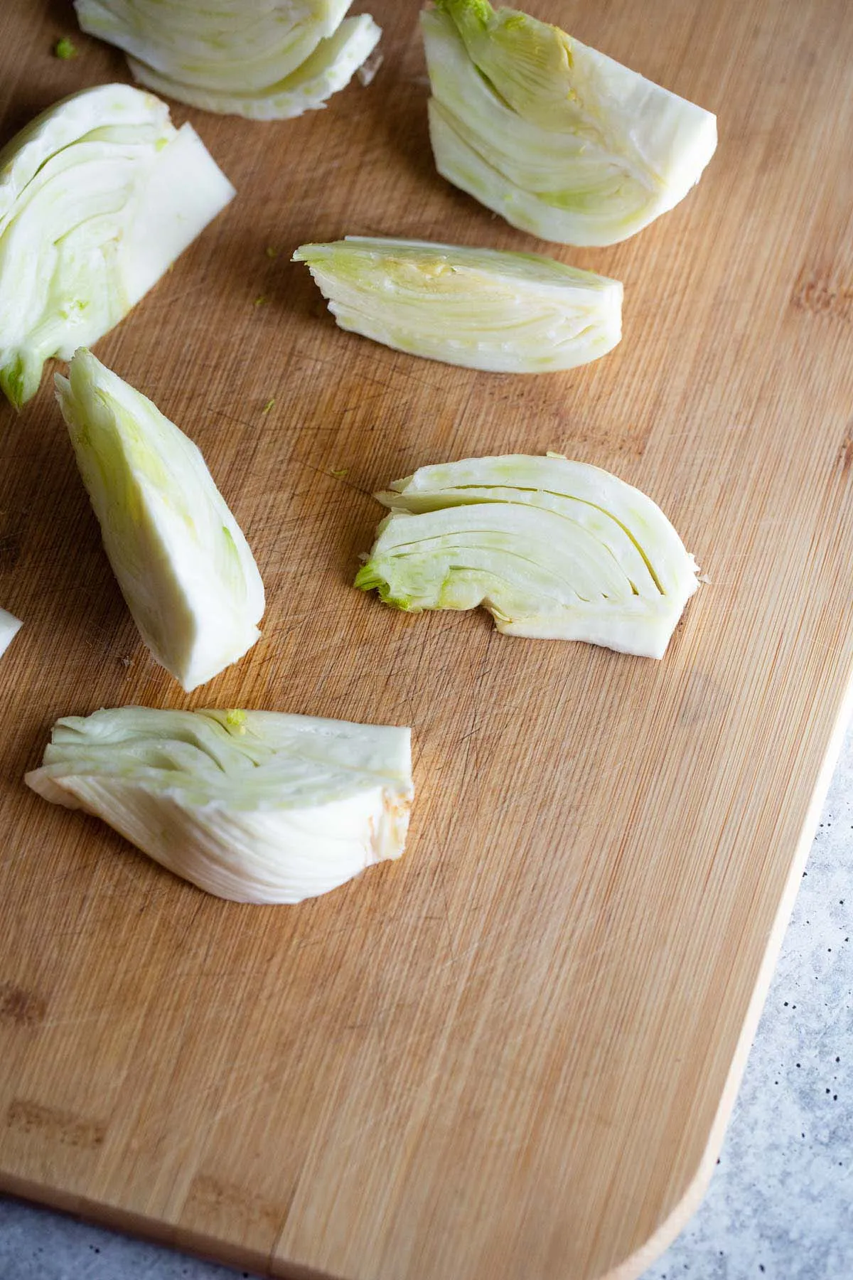 Frischer Fenchel in gleichmäßige Spalten geschnitten, vorbereitet für die Zubereitung im Airfryer.