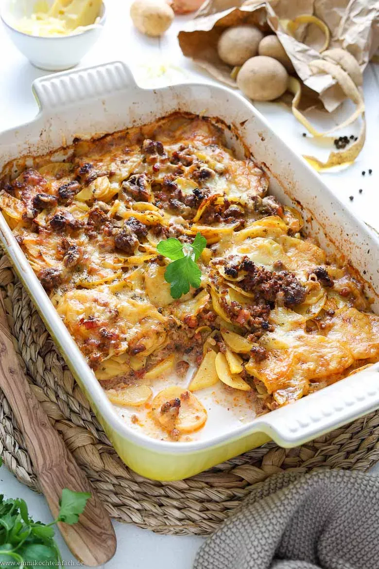 Frischer grüner Blattsalat als ideale Beilage zum deftigen Hackfleisch Ofengericht