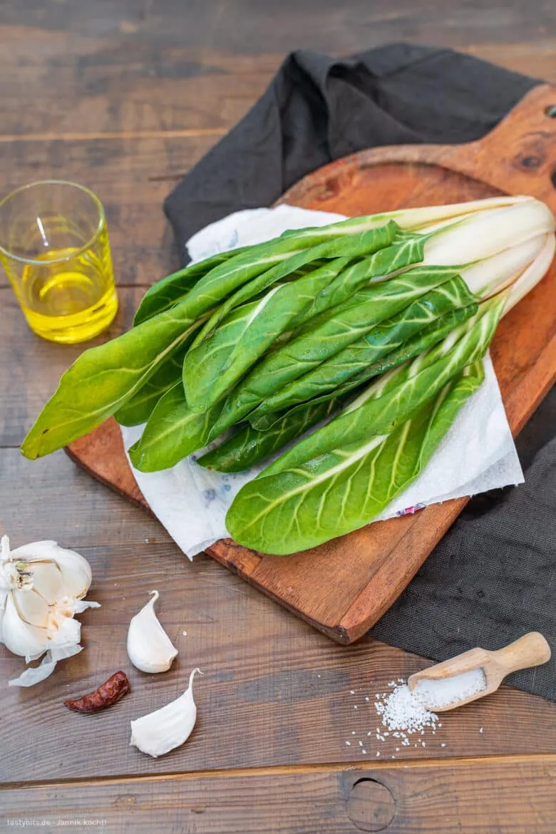 Frischer, grüner Mangold, erntereif und bereit zur Zubereitung.