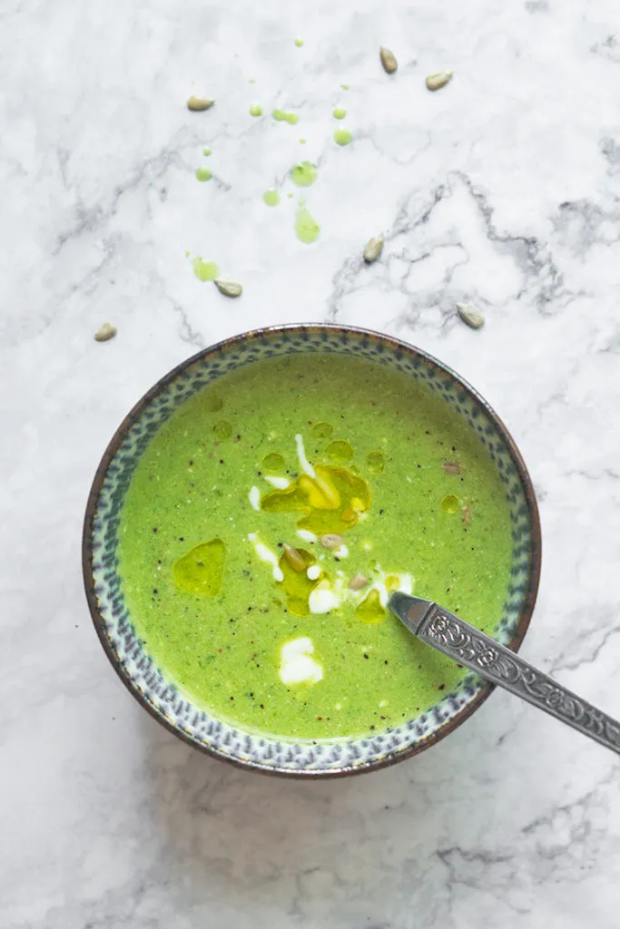 Frischer grüner Salat auf einem Holztisch