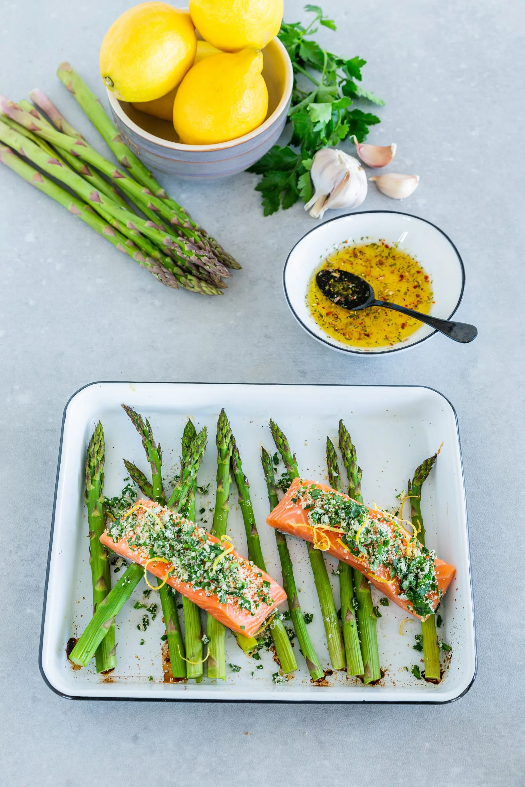 Frischer grüner Spargel in der Auflaufform, bereit für den Ofen