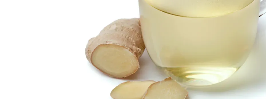 Frischer Ingwer geschnitten und als Ingwertee zubereitet, eine wirksame Gurgellösung bei Halsweh.