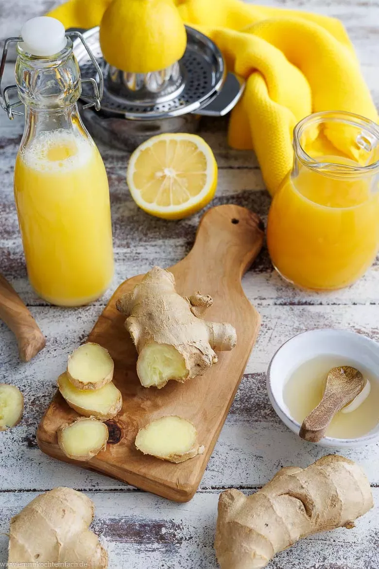 Frischer Ingwer, Zitronen und Orangen als Hauptzutaten für einen vitalisierenden Ingwer Shot