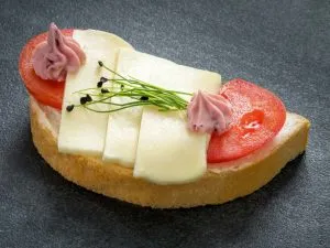 Frischer italienischer Mozzarella mit Basilikum auf einem Brötchen