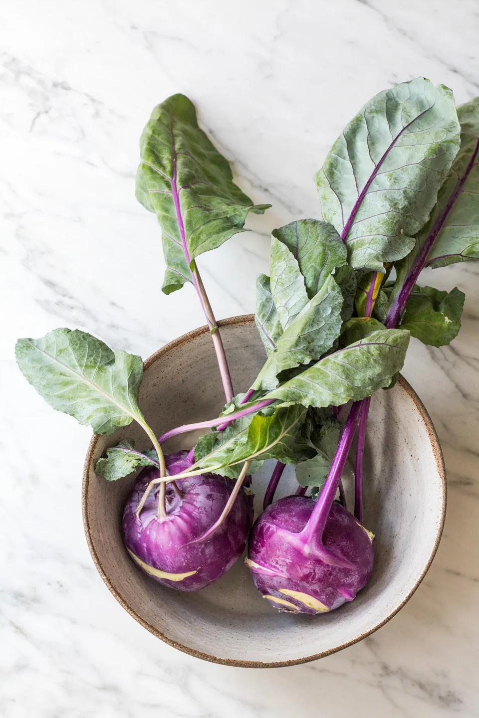 Frischer Kohlrabi, geschält und geschnitten für Rezepte
