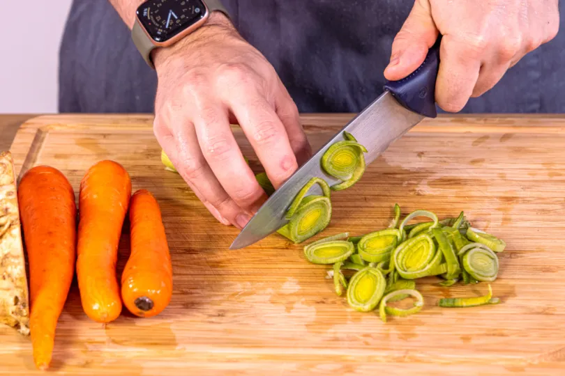 Frischer Lauch in feinen Ringen geschnitten für die vegetarische Soljanka