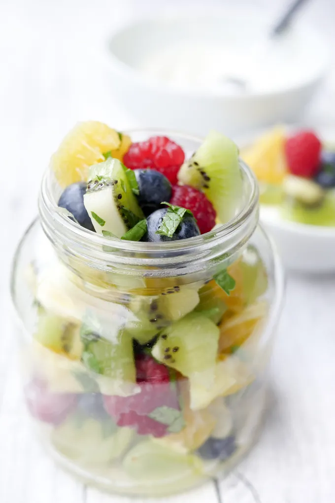 Frischer Obstsalat mit Orangendressing und Minze als leichter WW-Snack oder Beilage