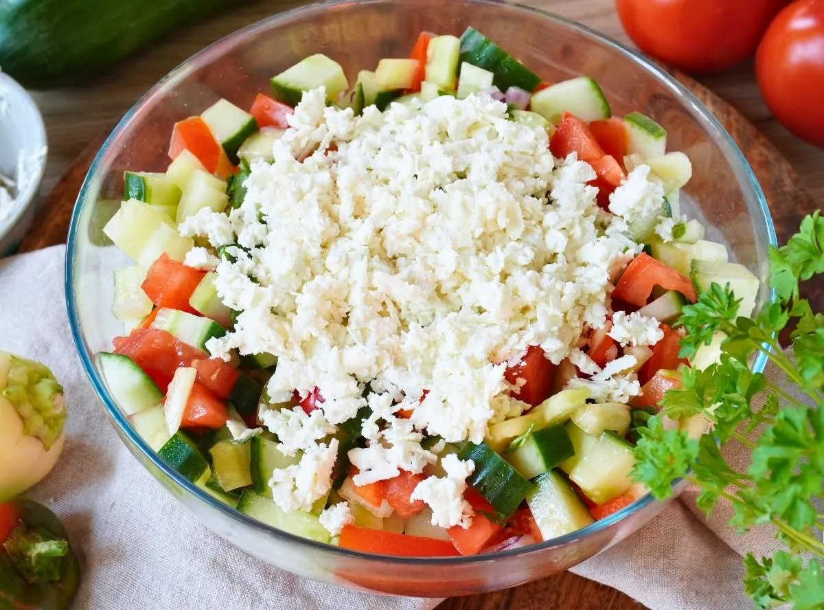 Frischer Schopska Salat mit Fetakäse und Paprika