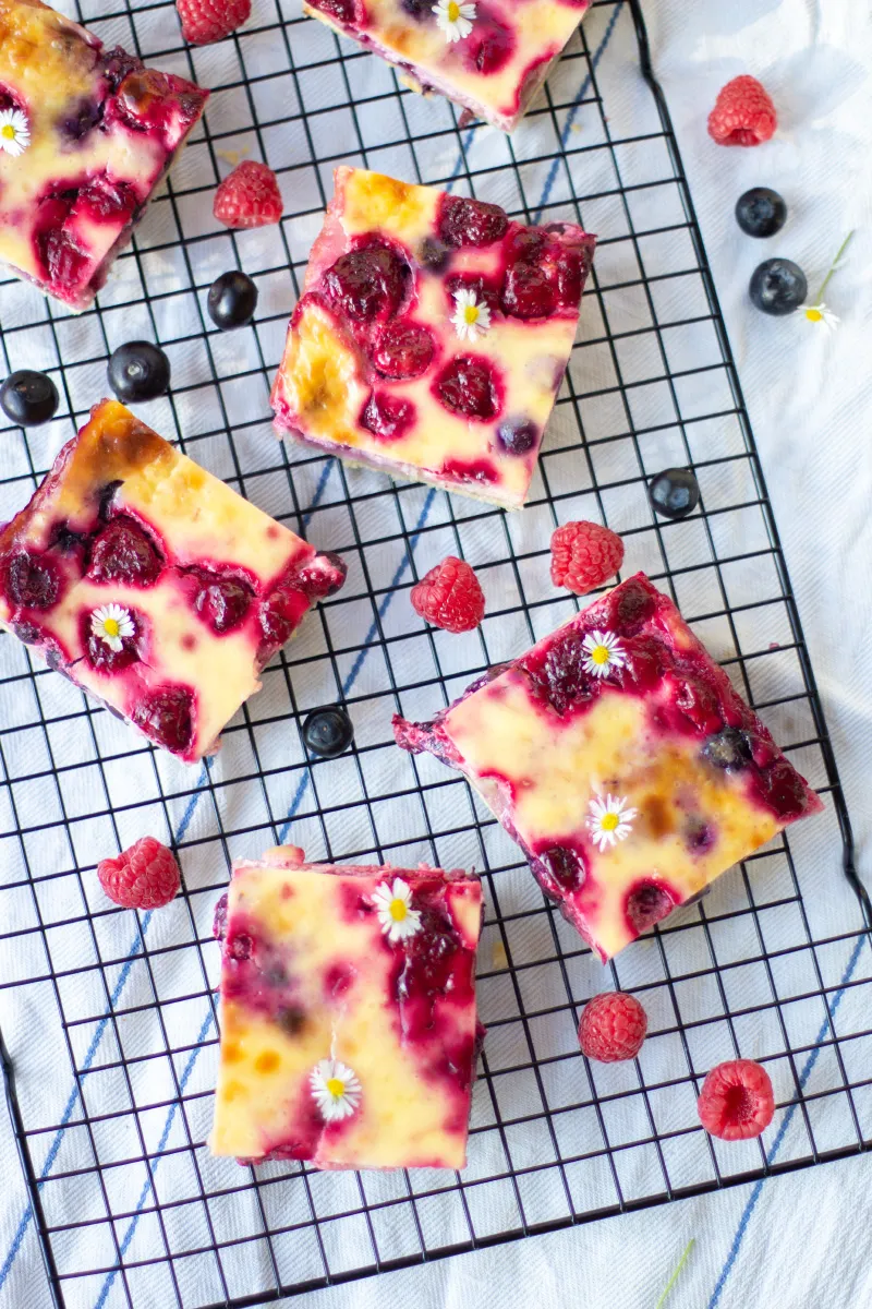Frischer sommerlicher Beeren-Blechkuchen für die nächste Geburtstagsparty