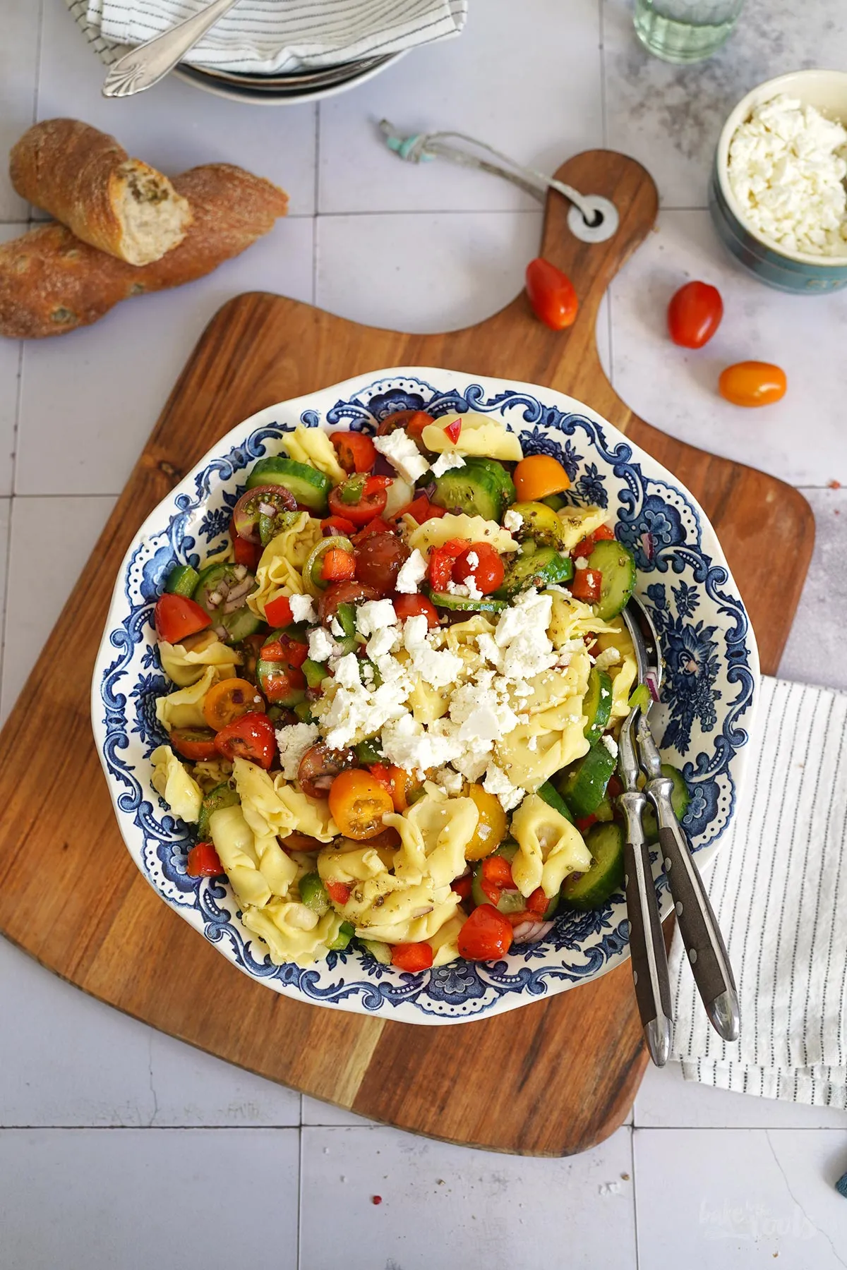 Frischer Tortellini Salat mit Feta, bereit zum Genuss