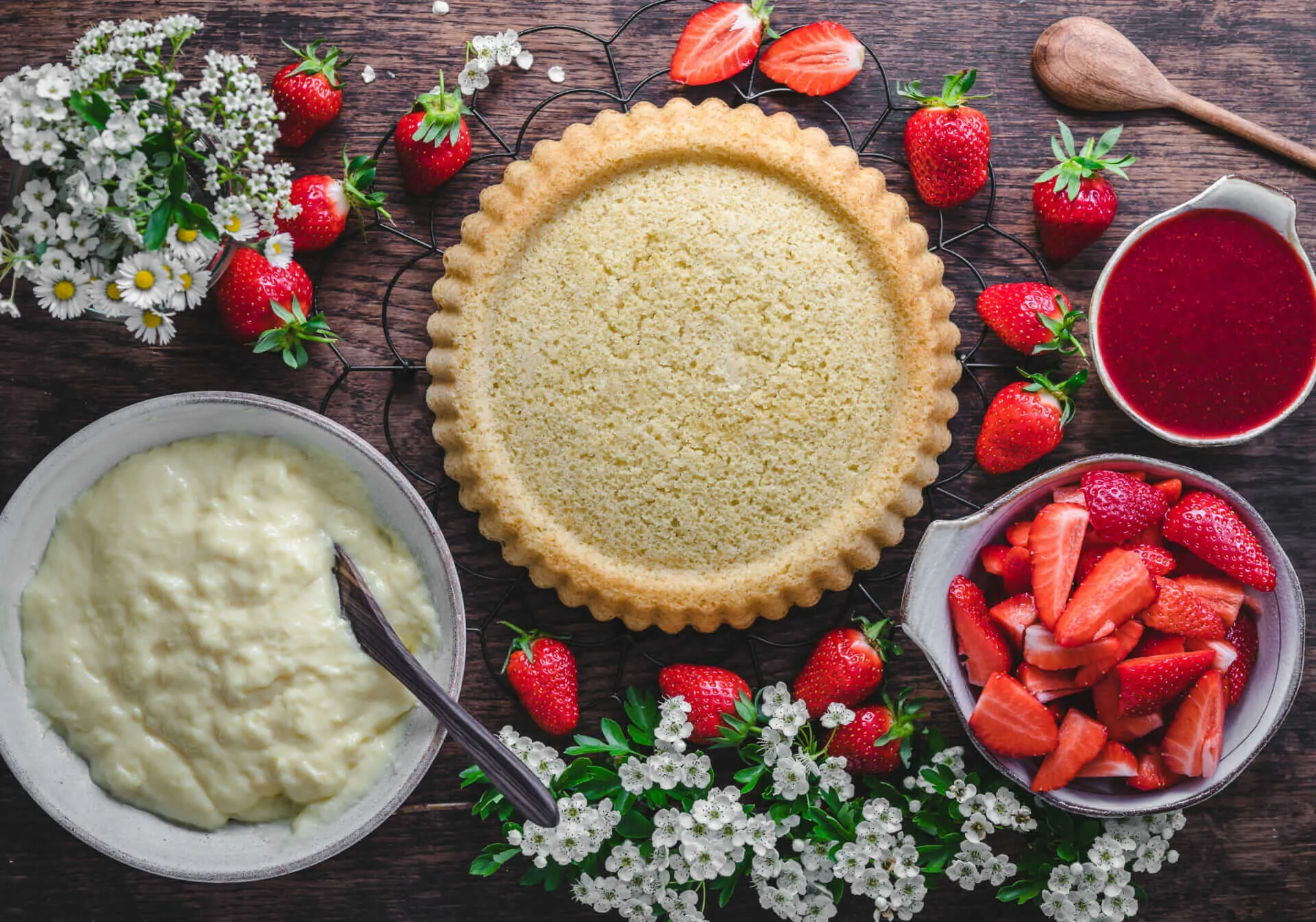 Frischer Vanillepudding wird auf dem abgekühlten Tortenboden verteilt, als wichtiger Schritt für die Herstellung der Erdbeer Pudding Sahne Torte.