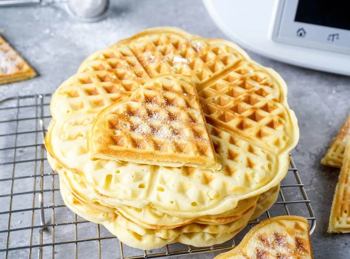 Frischer Waffelteig, schnell im Thermomix zubereitet, bereit zum Backen.