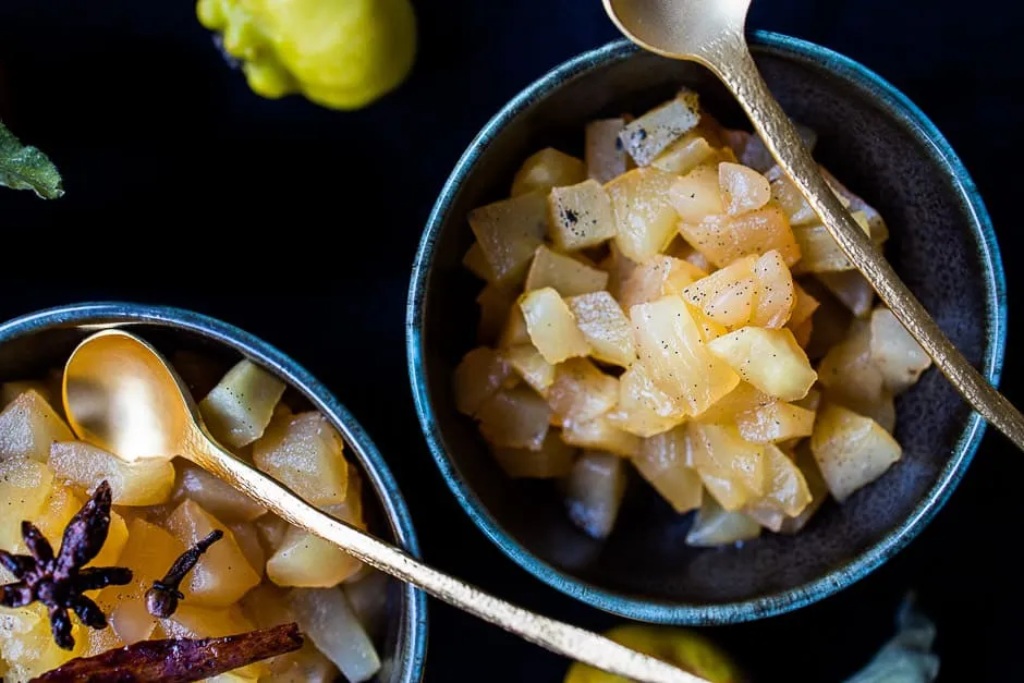 Frisches Apfelkompott in einer Schale, verziert mit Zimt oder Minze.