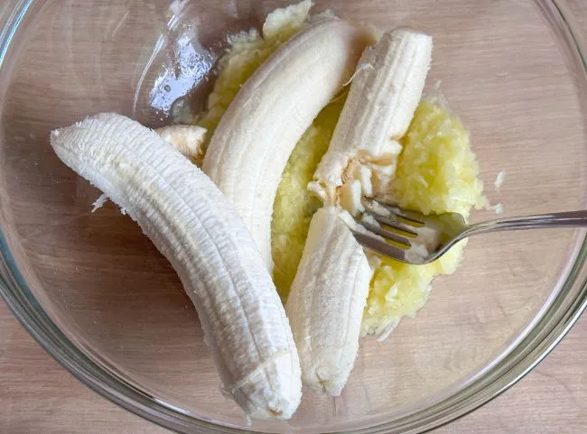 Frisches Bananenmus und geriebener Apfel für den gesunden Geburtstagskuchen für 1-Jährige